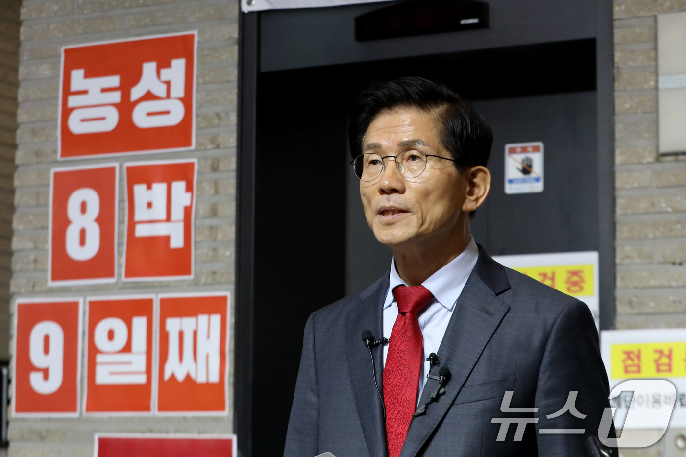 (서울=뉴스1) 이승배 기자 = 특검의 국민의힘 압수수색 저지 농성 중인 김문수 당대표 후보가 21일 서울 여의도 국민의힘 중앙당사에서 이재명 특검 불법·부당 당원명부 탈취 저지 …