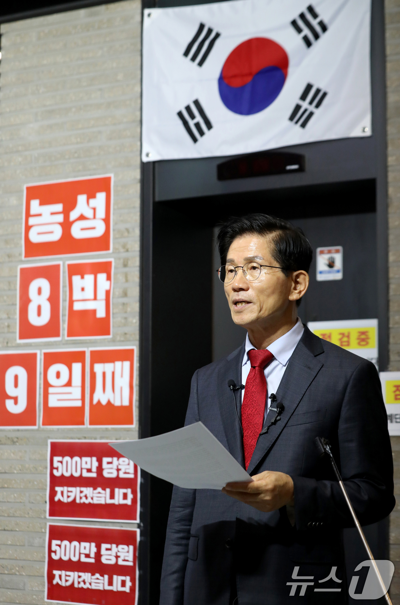 (서울=뉴스1) 이승배 기자 = 특검의 국민의힘 압수수색 저지 농성 중인 김문수 당대표 후보가 21일 서울 여의도 국민의힘 중앙당사에서 이재명 특검 불법·부당 당원명부 탈취 저지 …