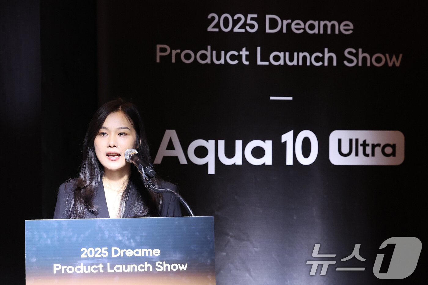 본문 이미지 - 메기 다이 드리미 한국·일본·호주 지역 총괄 이사가 21일 서울 종로구 포시즌스 호텔에서 열린 드리미 2025 신제품 런칭쇼에서 발언하고 있다. 드리미는 이날 행사에서 국내 최초 3종 걸레 교체형 'Matrix10 Ultra'와 12개 노즐 실시간 물걸레 세척 시스템을 탑재한 'Aqua10 Ultra Roller'을 공개했다. 2025.8.21/뉴스1 ⓒ News1 김성진 기자