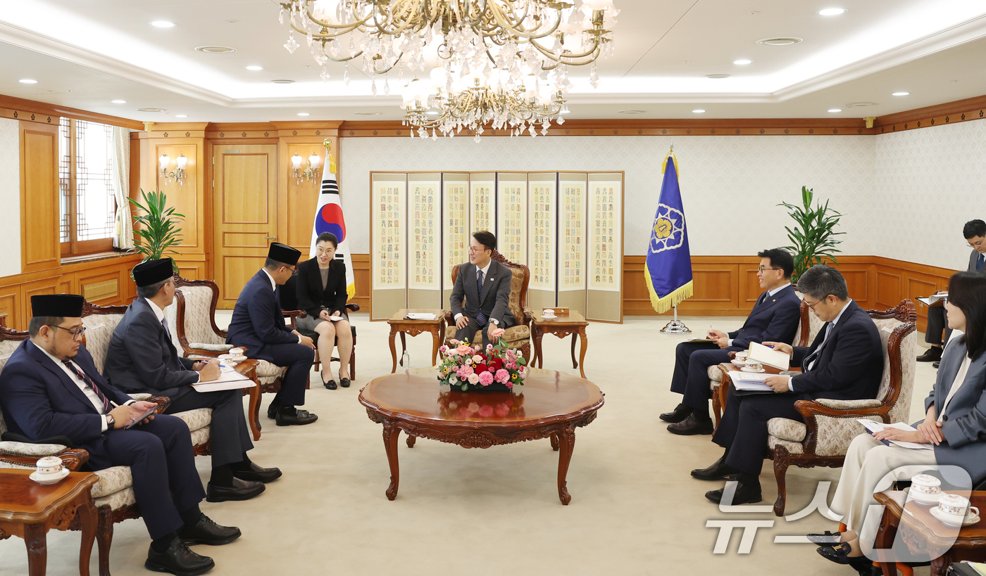 (서울=뉴스1) 임세영 기자 = 김민석 국무총리가 21일 오전 서울 종로구 정부서울청사에서 수기오노 인도네시아 외교장관을 접견하고 있다.  (총리실 제공. 재판매 및 DB 금지) …