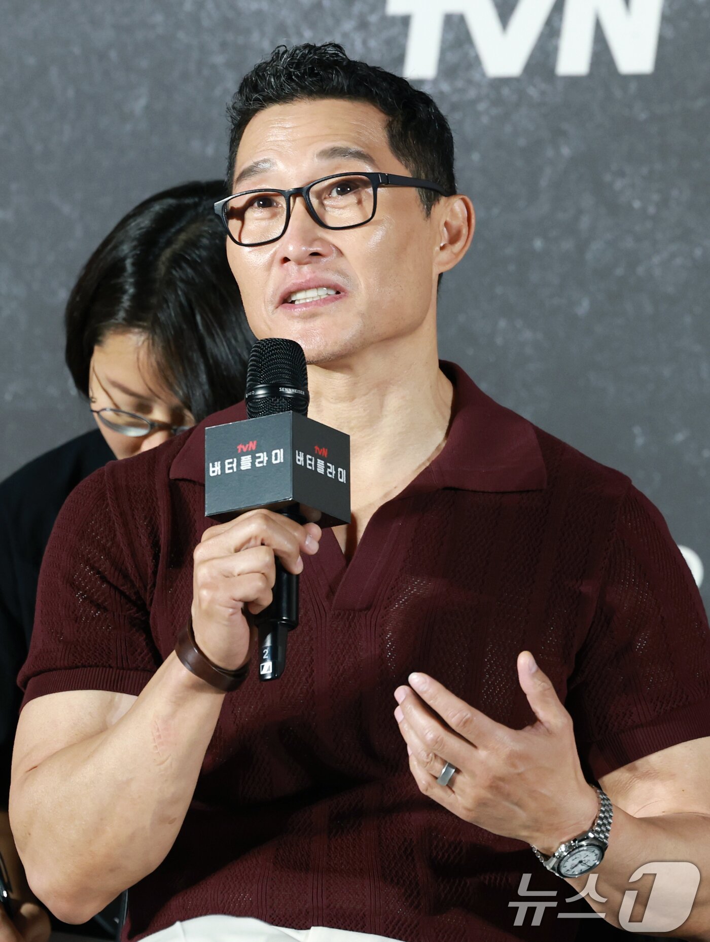 본문 이미지 - 배우 김지훈이 21일 오전 서울 용산구 CGV용산아이파크몰에서 열린 아마존 프라임비디오 &#39;버터플라이&#39; 기자간담회에 참석해 취재진 질문에 답하고 있다. ‘버터플라이&#40;Butterfly&#41;’는 동명의 그래픽 노블을 원작으로 한 스파이 스릴러 시리즈다. 전직 미 정보요원 데이비드 정&#40;대니얼 대 킴 분&#41;과 그를 죽이기 위해 파견된 현직 요원 레베카&#40;레이나 하디스티 분&#41;의 쫓고 쫓기는 이야기를 그렸다. 2025.8.21/뉴스1 ⓒ News1 권현진 기자