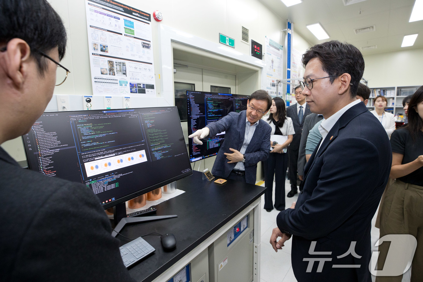 (서울=뉴스1) = 배경훈 과학기술정보통신부 장관이 21일 대전 유성구 한국표준과학연구원을 방문해 이용호 초전도양자컴퓨팅시스템연구단장으로부터 '초전도 양자컴퓨팅 시스템 연구시설' …