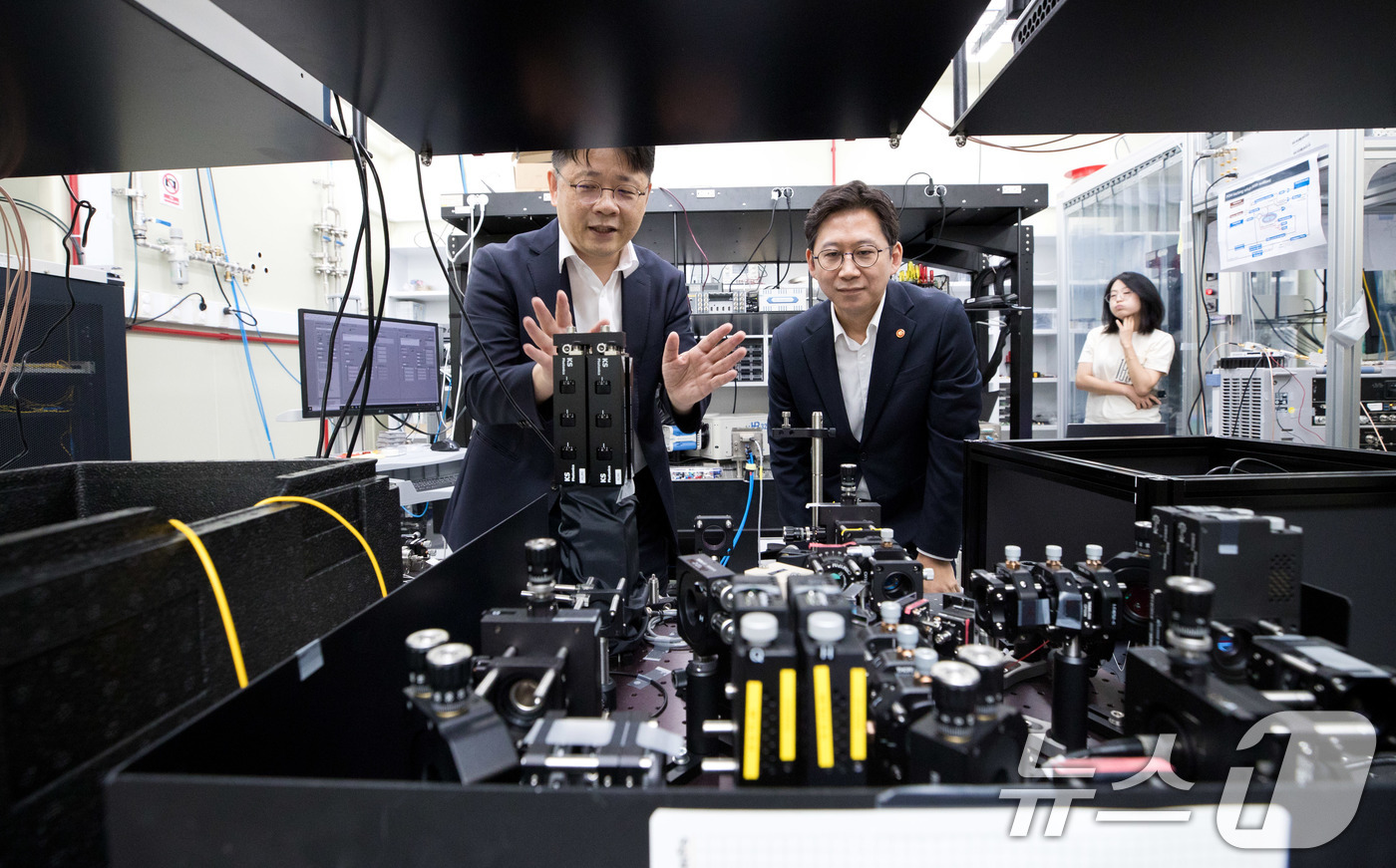 (서울=뉴스1) = 배경훈 과학기술정보통신부 장관이 21일 대전 유성구 한국표준과학연구원을 방문해 박희수 책임연구원으로부터 '양자얽힘광원'에 대한 설명을 듣고 있다. (과학기술정보 …