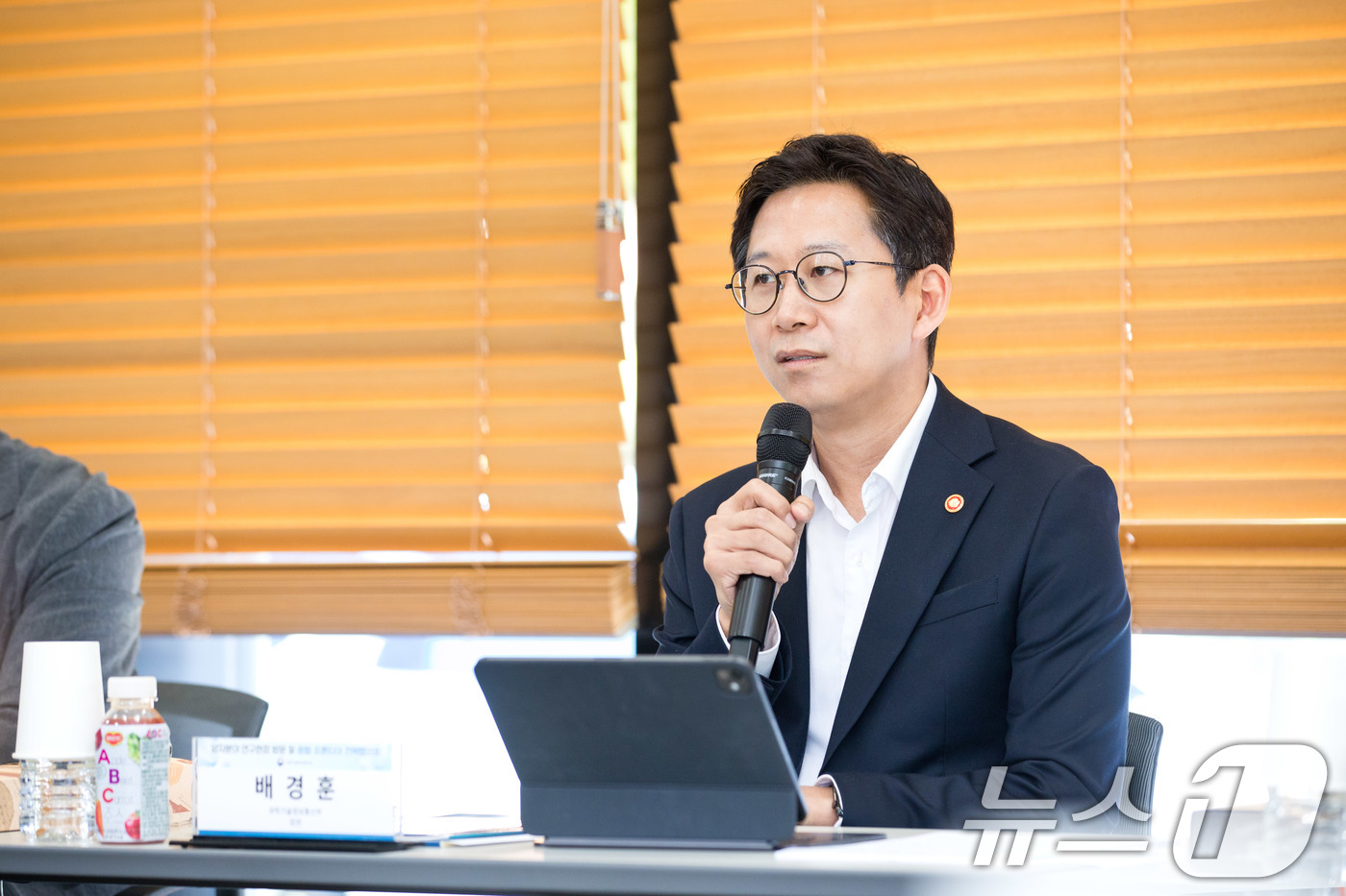 (서울=뉴스1) = 배경훈 과학기술정보통신부 장관이 21일 대전 유성구 한국표준과학연구원을 방문해 인사말을 하고 있다. (과학기술정보통신부 제공. 재판매 및 DB 금지) 2025. …