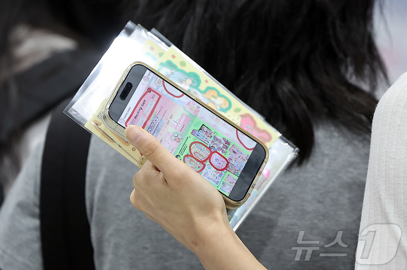 (서울=뉴스1) 김진환 기자 = 21일 서울 강서구 코엑스 마곡에서 열린 'K-일러스트레이션페어 마곡 2025’를 찾은 관람객들이 일러스트레이션 관련 상품들을 살펴보고 있다.이번 …