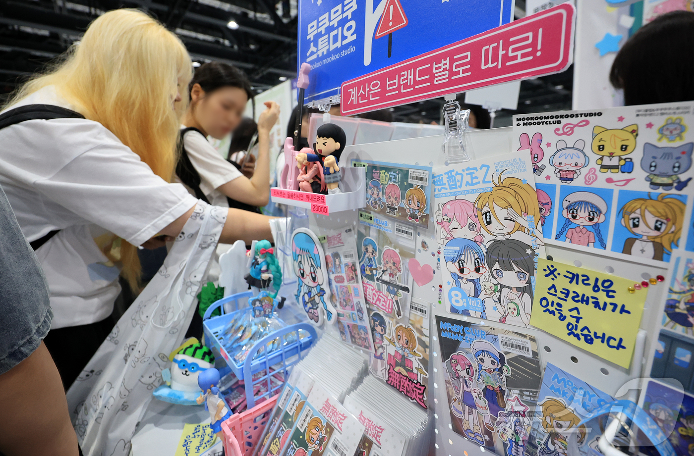 (서울=뉴스1) 김진환 기자 = 21일 서울 강서구 코엑스 마곡에서 열린 'K-일러스트레이션페어 마곡 2025’를 찾은 관람객들이 일러스트레이션 관련 상품들을 살펴보고 있다.이번 …