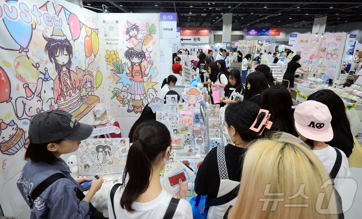 (서울=뉴스1) 김진환 기자 = 21일 서울 강서구 코엑스 마곡에서 열린 'K-일러스트레이션페어 마곡 2025’를 찾은 관람객들이 일러스트레이션 관련 상품들을 살펴보고 있다.이번 …