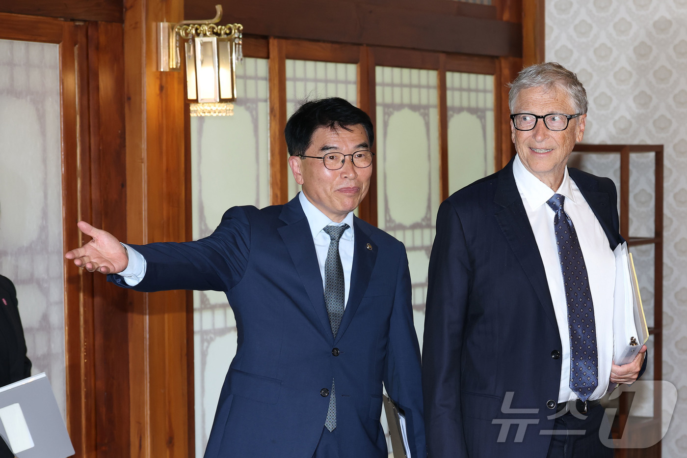 (서울=뉴스1) 청사사진기자단 = 빌 게이츠 게이츠재단 이사장이 21일 서울 삼청동 총리공관에서 열린 김민석 국무총리와 오찬회담에 입장하고 하고 있다. 2025.8.21/뉴스1