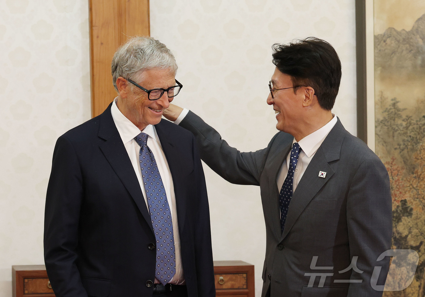 (서울=뉴스1) 청사사진기자단 = 김민석 국무총리가 21일 서울 삼청동 총리공관에서 열린 오찬회담에 앞서 빌 게이츠 게이츠재단 이사장의 옷 먼지를 털어주고 있다. 2025.8.21 …