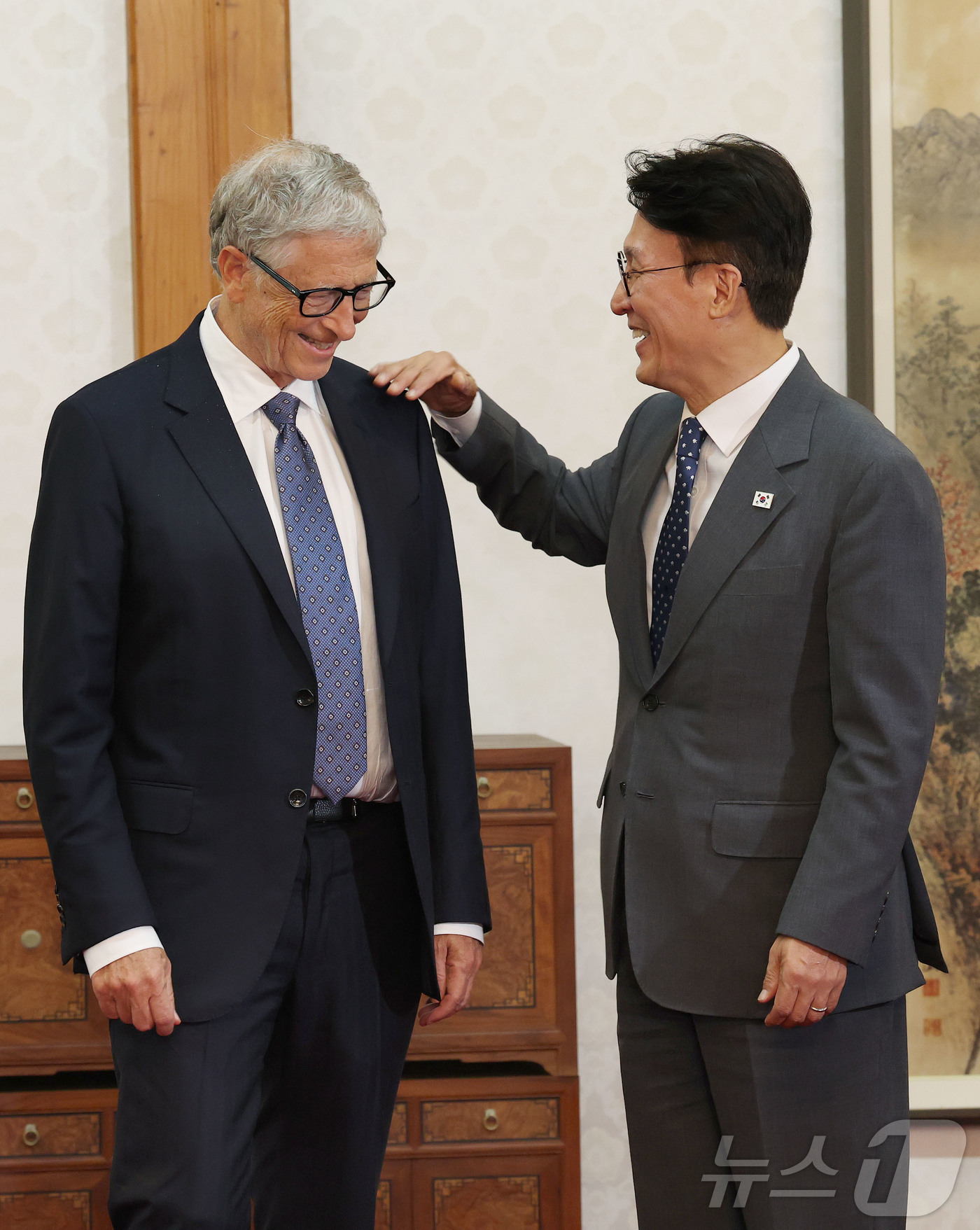 (서울=뉴스1) 청사사진기자단 = 김민석 국무총리가 21일 서울 삼청동 총리공관에서 열린 오찬회담에 앞서 빌 게이츠 게이츠재단 이사장의 옷 먼지를 털어주고 있다. 2025.8.21 …