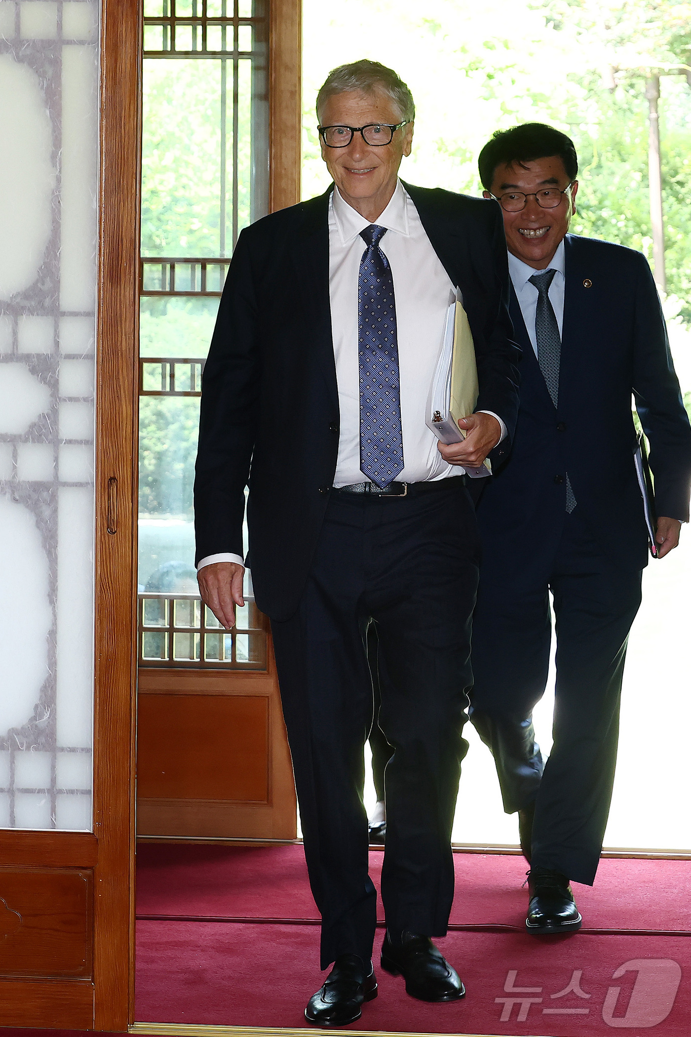 (서울=뉴스1) 청사사진기자단 = 빌 게이츠 게이츠재단 이사장이 21일 오전 김민석 국무총리와의 오찬회담을 앞두고 서울 삼청동 국무총리 서울공관으로 들어서고 있다 . 2025.8. …