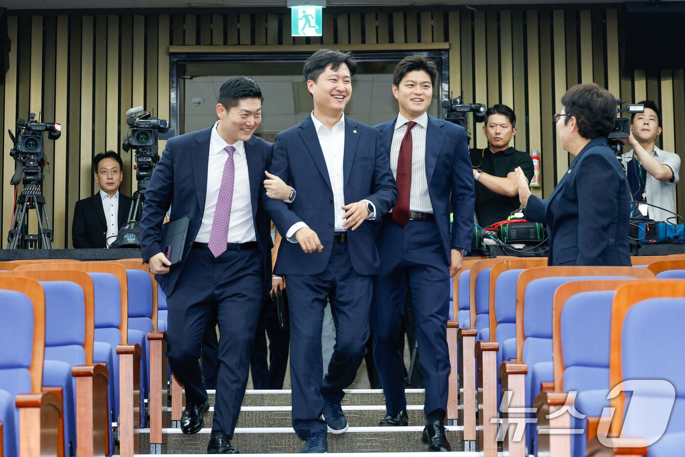 본문 이미지 - 김재섭&#40;왼쪽부터&#41;, 우재준, 김용태 국민의힘 의원이 지난 8월 21일 서울 여의도 국회에서 열린 의원총회에 입장하고 있다. 2025.8.21/뉴스1 ⓒ News1 안은나 기자