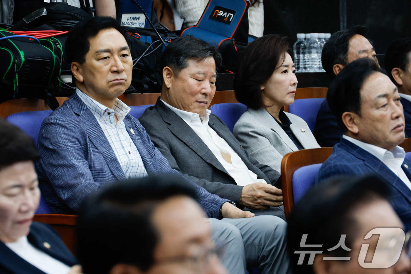 (서울=뉴스1) 안은나 기자 = 김기현(왼쪽부터), 이철규, 나경원 국민의힘 의원이 21일 서울 여의도 국회에서 열린 의원총회에 자리하고 있다. 2025.8.21/뉴스1