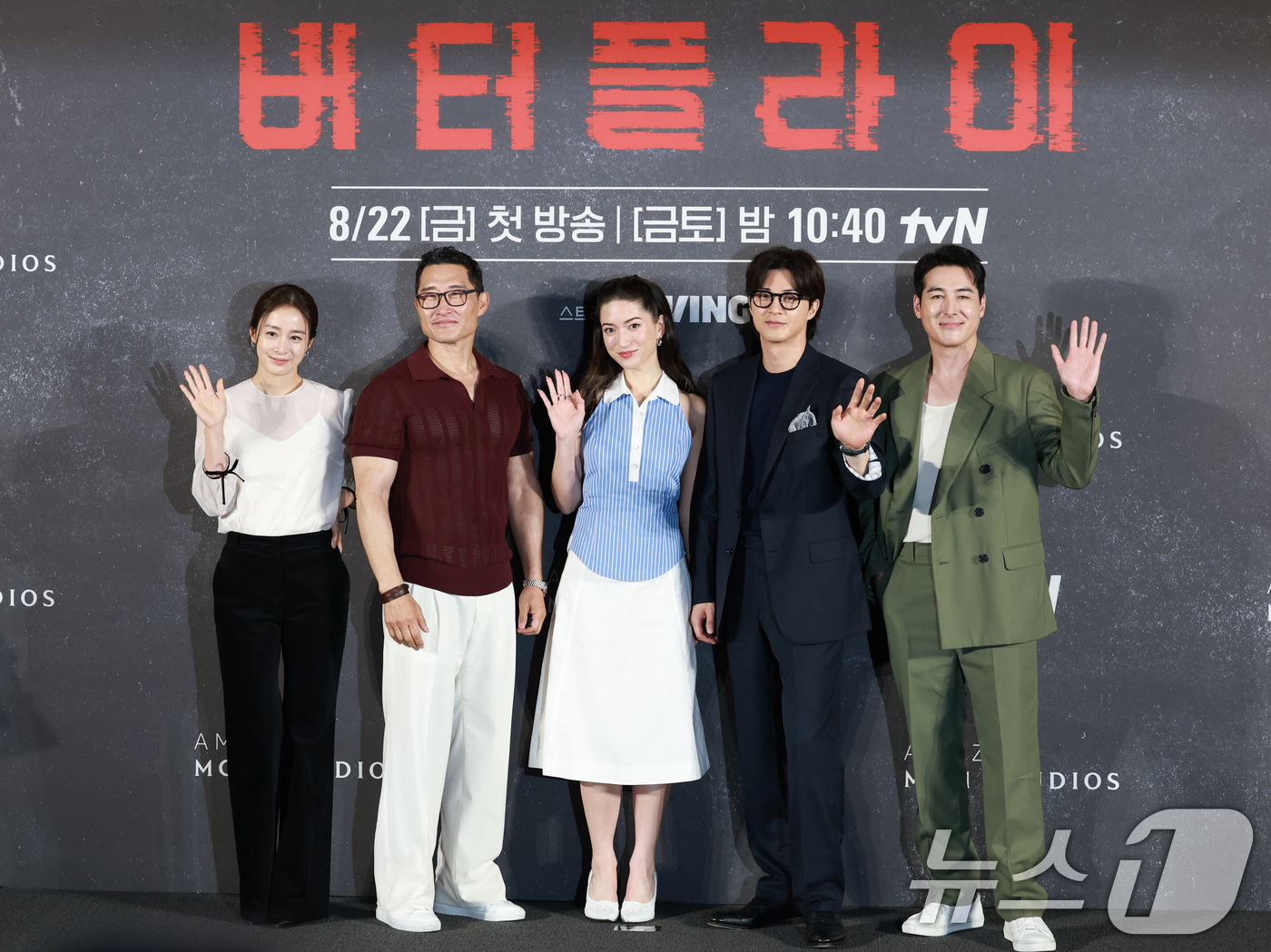 (서울=뉴스1) 권현진 기자 = 배우 김태희(왼쪽부터)와 대니얼 대 킴, 레이나 하디스티, 김지훈, 션 리차드, 박해수가 21일 오전 서울 용산구 CGV용산아이파크몰에서 열린 아마 …