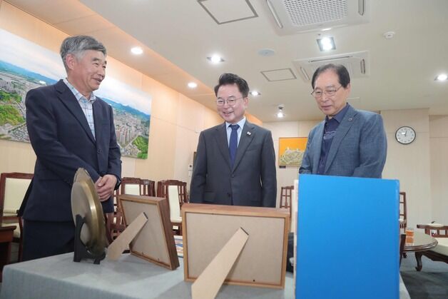 '표창패·앨범·사진'…춘천 캠프페이지 기록물 릴레이 기증