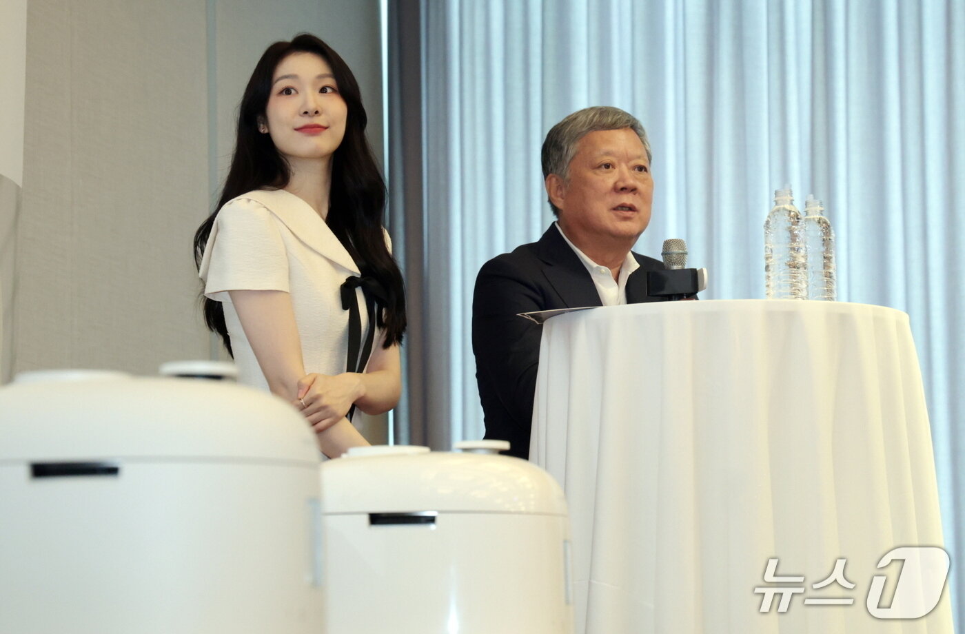 본문 이미지 - 박재순 쿠첸 대표와 광고모델 김연아 씨가 21일 서울 강남구 그랜드 인터컨티넨텔 파르나스 호텔에서 열린 신제품 설명회에 참석해 &#39;123 밥솥&#39;에 대해 소개하고 있다. &#40;쿠첸 제공. 재판매 및 DB금지&#41;