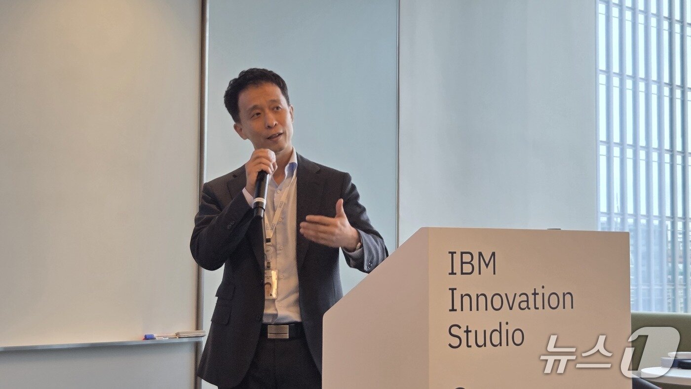 본문 이미지 - 김경홍 한국IBM 파워 사업 총괄 상무가 보안 인프라 역할과 강화 전략을 발표하고 있다. 2025.8.21 뉴스1 ⓒ News1 김민석 기자