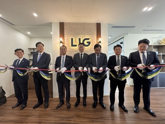 본문 이미지 - LIG넥스원이 사우디아라비아 현지 사무소를 확장 이전했다. 관계자들이 확장 이전 기념식에서 기념촬영을 하고 있다. 왼쪽부터 LIG넥스원 조용주 미사일시스템연구개발본부장, 이현수 해외사업부문장, 신익현 대표이사, 서무경 사우디아라비아사무소장, 백형식 해외사업본부장, 윤승욱 해외2사업부장, 장동권 해외사업기획관리실장.&#40;LIG넥스원 제공&#41;