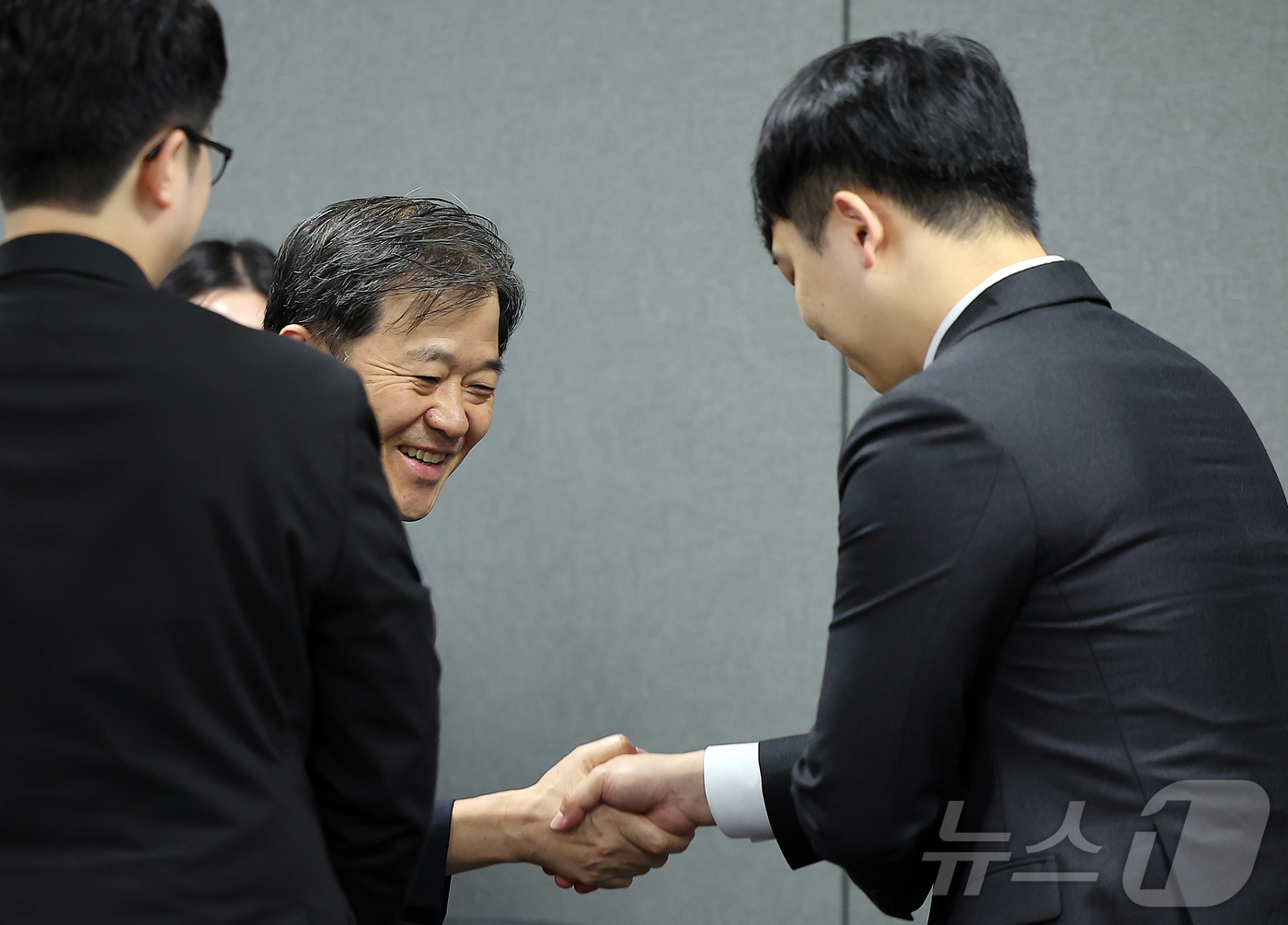 (서울=뉴스1) 김진환 기자 = 이형훈 보건복지부 제2차관이 21일 오후 서울 중구 서울역 T타워에서 열린 수련협의체 제4차 회의에 참석해 한성존 대한전공의협의회 비상대책위원장(오 …