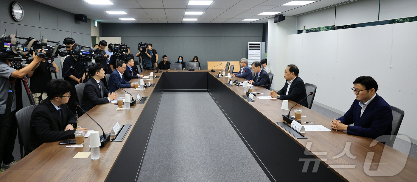 (서울=뉴스1) 김진환 기자 = 21일 오후 서울 중구 서울역 T타워에서 이형훈 보건복지부 제2차관 주재로 수련협의체 제4차 회의가 열리고 있다. 2025.8.21/뉴스1