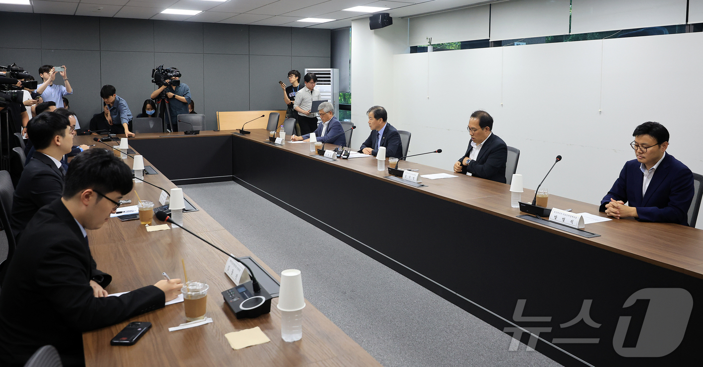 (서울=뉴스1) 김진환 기자 = 21일 오후 서울 중구 서울역 T타워에서 이형훈 보건복지부 제2차관 주재로 수련협의체 제4차 회의가 열리고 있다. 2025.8.21/뉴스1