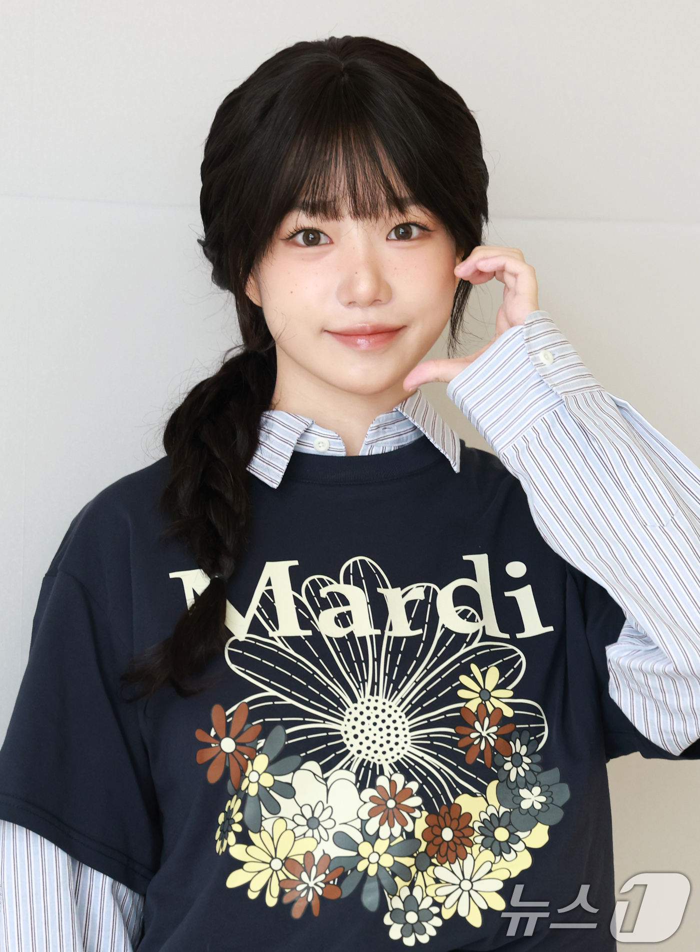 (서울=뉴스1) 권현진 기자 = 배우 겸 가수 조유리가 21일 오후 서울 강남구 신사동 마르디 메크르디 플래그십 스토어에서 열린 오픈 기념 포토월 행사에 참석해 포즈를 취하고 있다 …