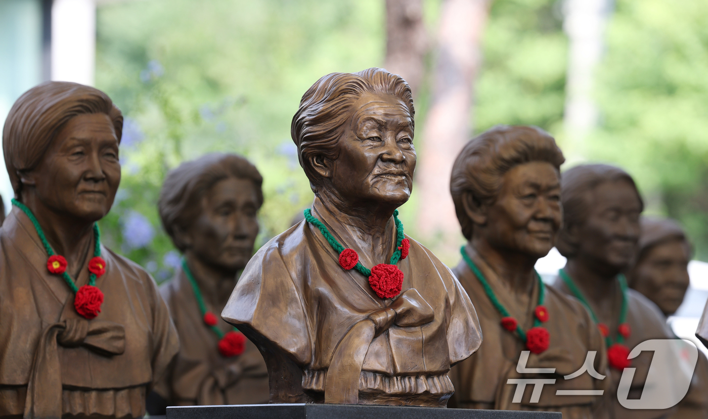 (경기광주=뉴스1) 김영운 기자 = 이재명 대통령이 방일을 앞두고 일본 요미우리신문과 인터뷰에서 위안부 합의와 강제 징용 배상 문제에 대해 "합의를 뒤집는 건 바람직하지 않다"며 …