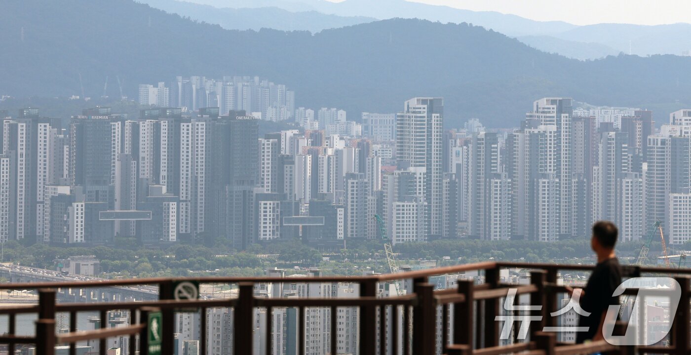 본문 이미지 - 사진은 지난 21일 서울시내 아파트 단지의 모습. 2025.8.21/뉴스1 ⓒ News1 황기선 기자