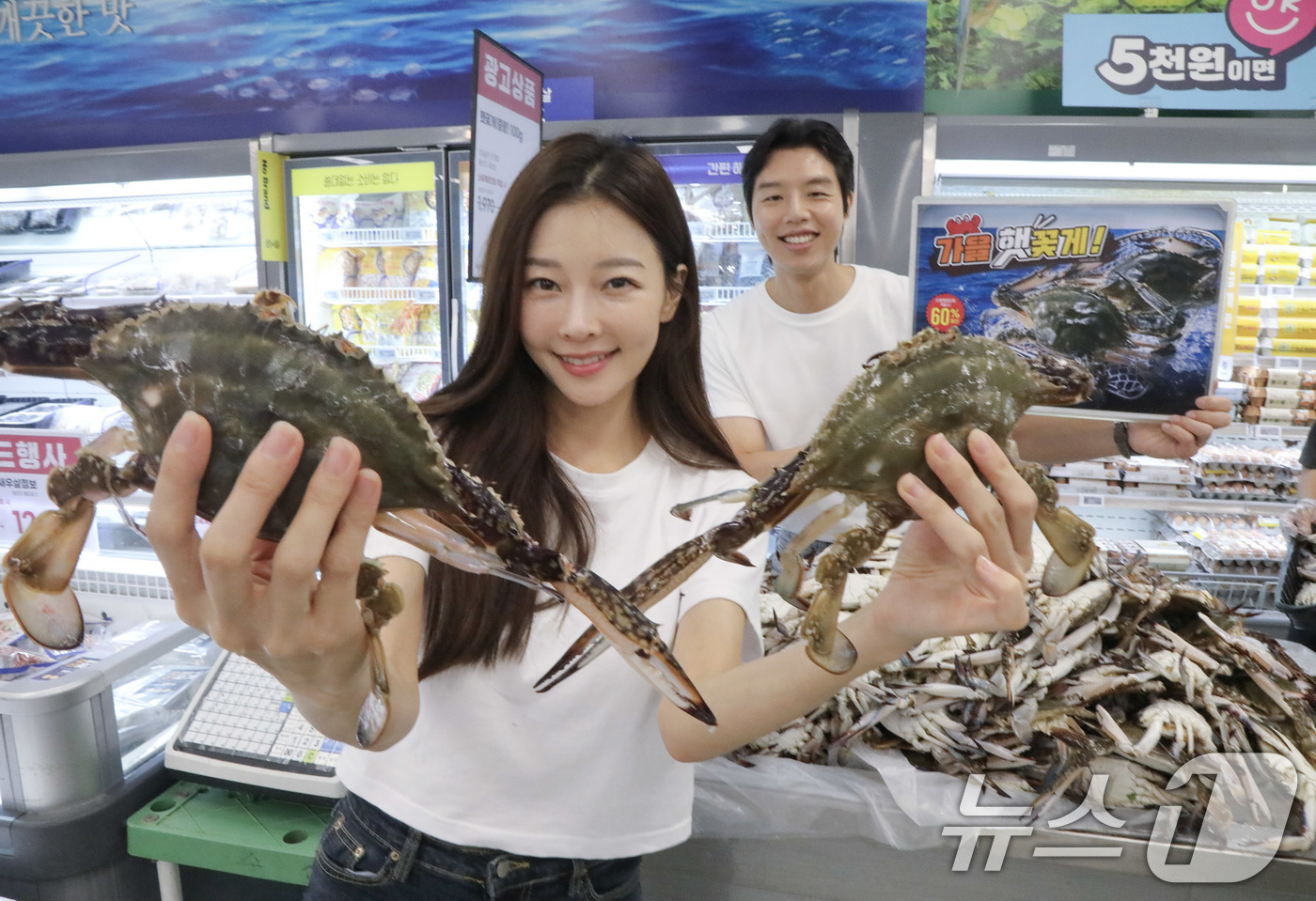 (서울=뉴스1) = 21일 이마트 수원점에서 모델들이 가을 햇 꽃게를 소개하고 있다.이마트는 오는 22일부터 가을 햇 꽃게를 2015년 이후 가장 낮은 '10년간 최저가격'으로 판 …