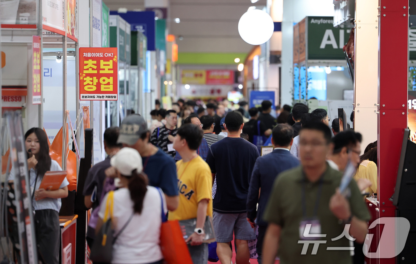 (서울=뉴스1) 김성진 기자 = 21일 서울 강남구 코엑스에서 열린 제80회 프랜차이즈 창업박람회를 찾은 관람객들이 전시장을 둘러보고 있다. 2025.8.21/뉴스1
