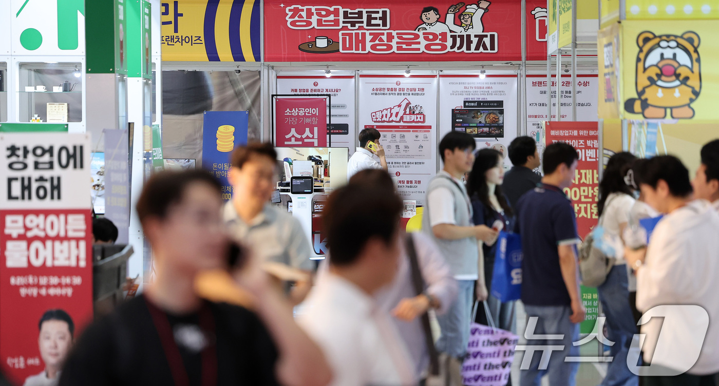 (서울=뉴스1) 김성진 기자 = 21일 서울 강남구 코엑스에서 열린 제80회 프랜차이즈 창업박람회를 찾은 관람객들이 전시장을 둘러보고 있다. 2025.8.21/뉴스1