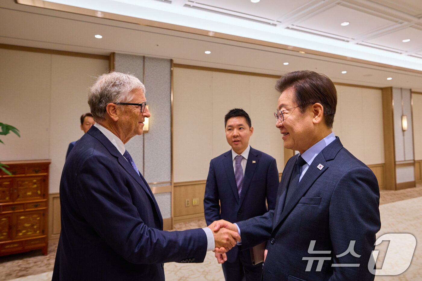 본문 이미지 - 이재명 대통령이 21일 서울 용산 대통령실에서 빌 게이츠 게이츠재단 이사장을 접견하고 있다. &#40;대통령실 제공. 재판매 및 DB 금지&#41; 2025.8.21/뉴스1 ⓒ News1 허경 기자