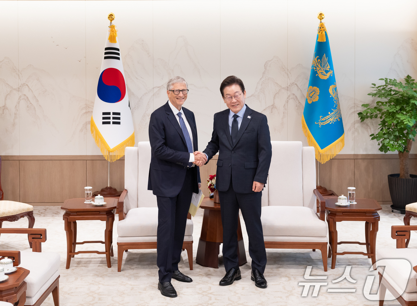 (서울=뉴스1) 허경 기자 = 이재명 대통령이 21일 서울 용산 대통령실에서 빌 게이츠 게이츠재단 이사장을 접견하고 있다. (대통령실 제공. 재판매 및 DB 금지) 2025.8.2 …