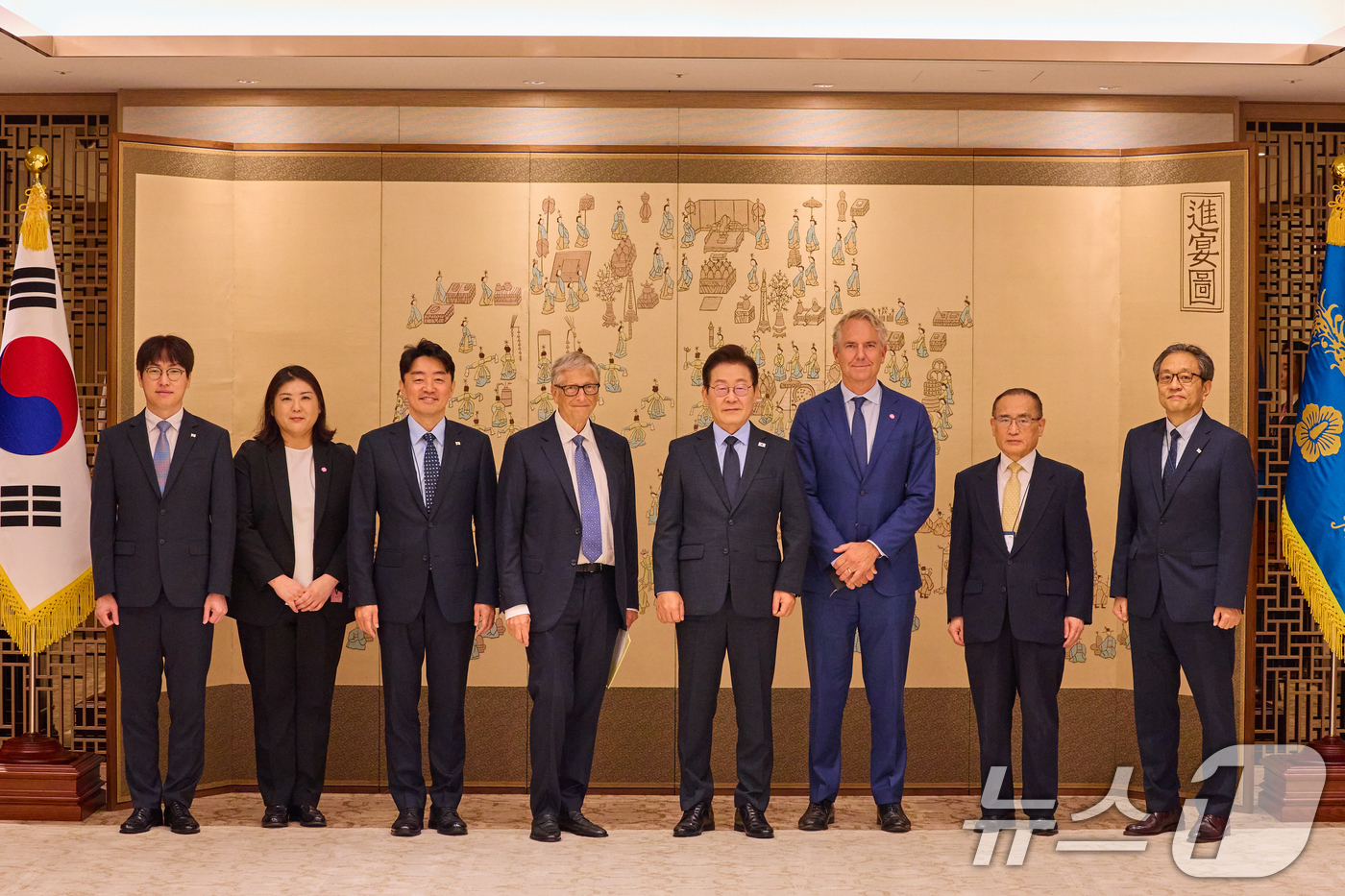 (서울=뉴스1) 허경 기자 = 이재명 대통령이 21일 서울 용산 대통령실에서 빌 게이츠 게이츠재단 이사장을 접견, 기념촬영을 하고 있다. (대통령실 제공. 재판매 및 DB 금지) …