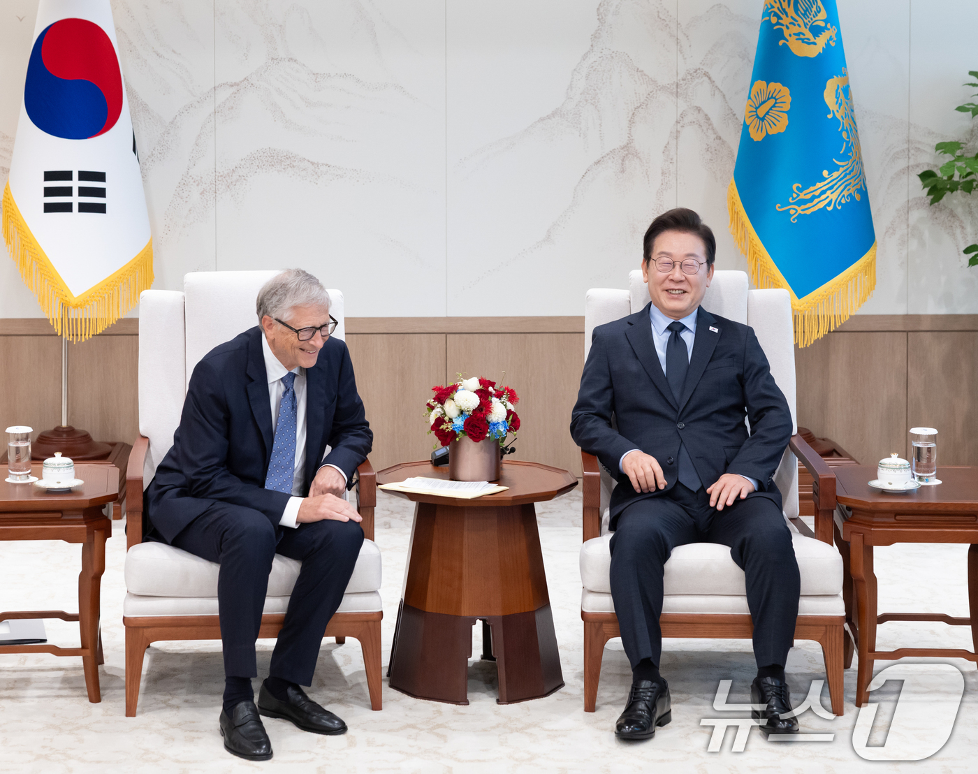 (서울=뉴스1) 허경 기자 = 이재명 대통령이 21일 서울 용산 대통령실에서 빌 게이츠 게이츠재단 이사장을 접견하고 있다. (대통령실 제공. 재판매 및 DB 금지) 2025.8.2 …