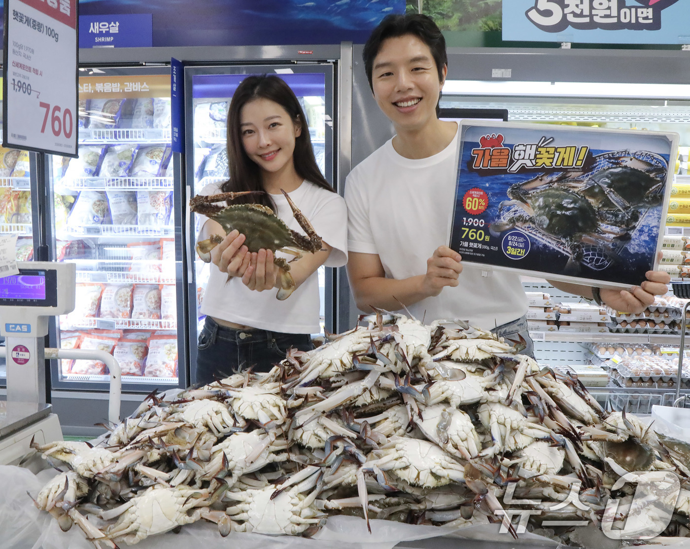 (서울=뉴스1) = 21일 이마트 수원점에서 모델들이 가을 햇 꽃게를 소개하고 있다.이마트는 오는 22일부터 가을 햇 꽃게를 2015년 이후 가장 낮은 '10년간 최저가격'으로 판 …