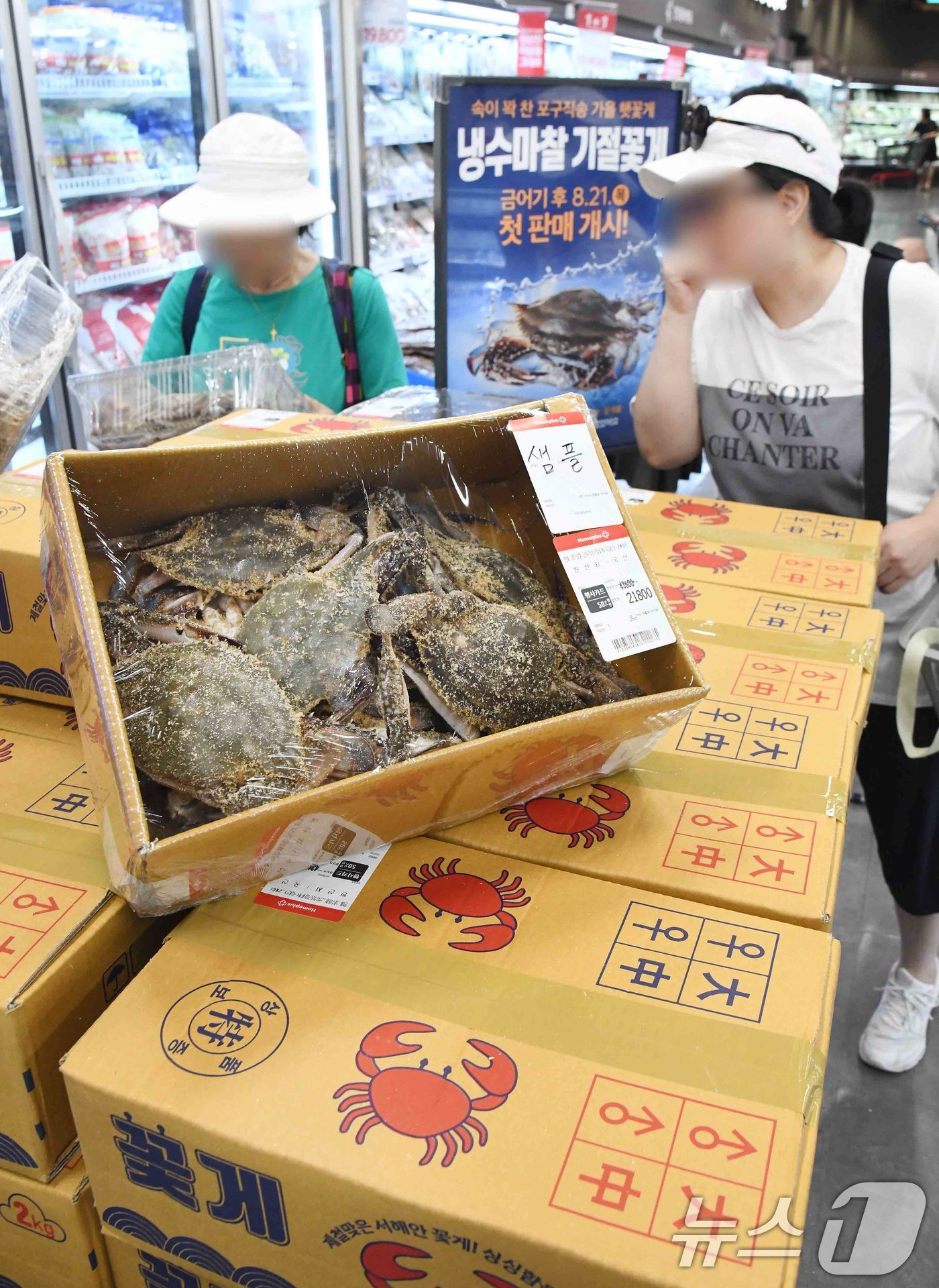 (서울=뉴스1) = 21일 햇꽃게 기획전을 찾은 고객들로 서울 강서구 홈플러스 메가 푸드 마켓 라이브 강서점이 붐비고 있다.홈플러스는 가을 꽃게 제철을 맞아 고객 장바구니 부담을 …