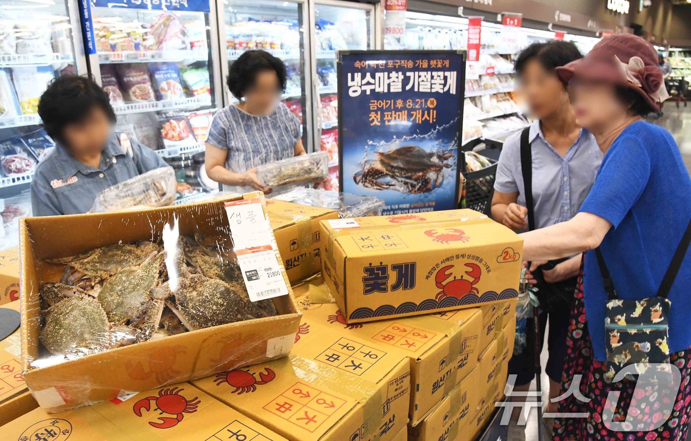 (서울=뉴스1) = 21일 햇꽃게 기획전을 찾은 고객들로 서울 강서구 홈플러스 메가 푸드 마켓 라이브 강서점이 붐비고 있다.홈플러스는 가을 꽃게 제철을 맞아 고객 장바구니 부담을 …