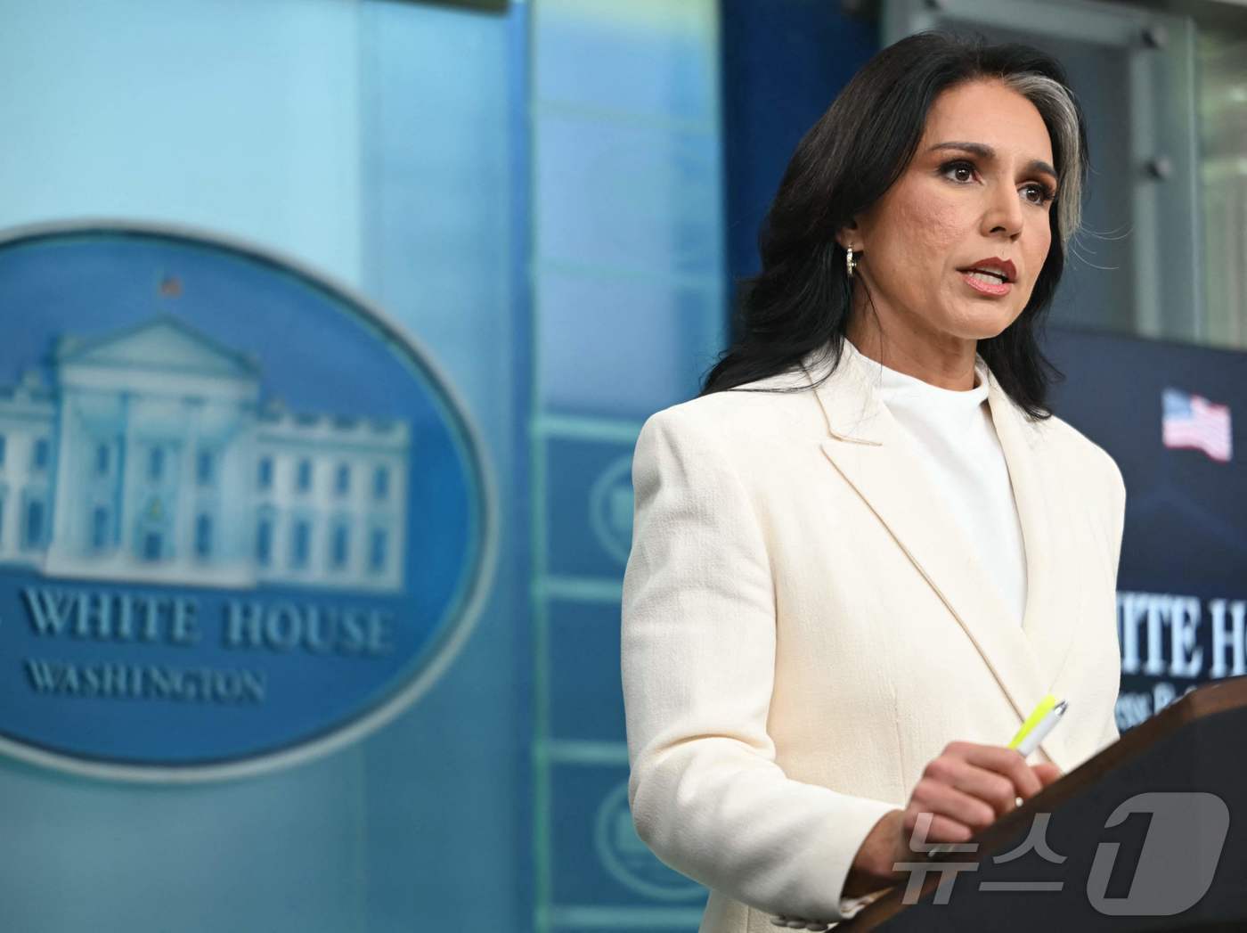 (워싱턴 AFP=뉴스1) 권영미 기자 = 2025년 7월 23일, 미국 워싱턴 D.C. 백악관 브래디 브리핑룸에서 열린 기자회견에서 미국 국가정보국(DNI) 국장 털시 개버드가 발 …