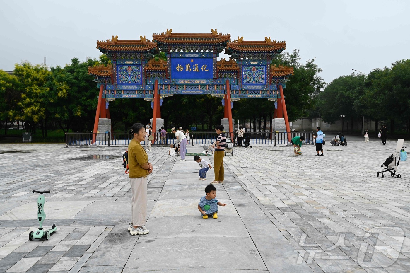 (베이징 AFP=뉴스1) 권영미 기자 = 21일, 중국 베이징의 주거 지역 인근 사원 밖에서 주민들이 휴식을 취하고 있다.2025.08.21.ⓒ AFP=뉴스1