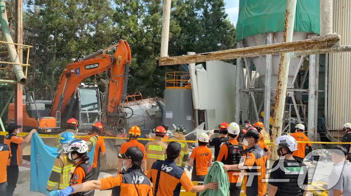 (순천=뉴스1) 이승현 기자 = 21일 오후 1시 29분쯤 전남 순천시 서면 한 레미콘 공장에서 "사람이 가스통 실내에서 쓰러졌다"는 119신고가 접수돼 당국이 구조작업을 하고 있 …