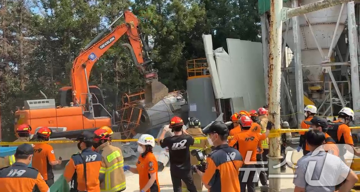 (순천=뉴스1) 이승현 기자 = 21일 오후 1시 29분쯤 전남 순천일반산업단지 내 레미콘 공장에서 지상 간이탱크 청소 작업자 3명이 쓰러져 소방당국이 구조작업을 하고 있다.  ( …