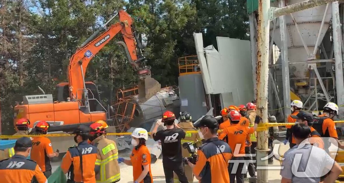 본문 이미지 - 21일 오후 1시 29분쯤 전남 순천일반산업단지 내 레미콘 공장에서 지상 간이탱크 청소 작업자 3명이 쓰러져 소방당국이 구조작업을 하고 있다. &#40;독자제공. 재판매 및 DB 금지&#41; 2025.8.21/뉴스1 ⓒ News1 이승현 기자