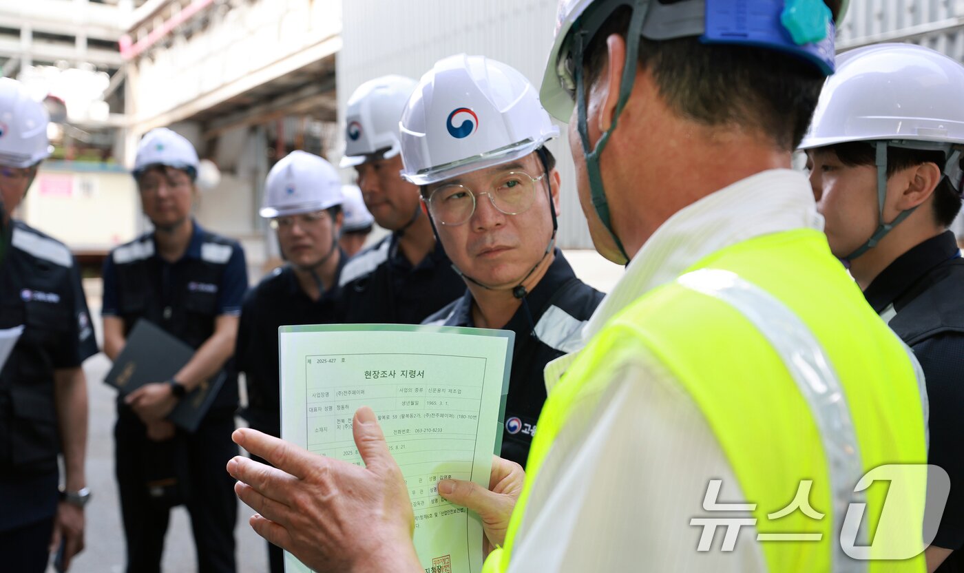 본문 이미지 - 김영훈 고용노동부 장관이 21일 &#39;안전한 일터 프로젝트&#39; 제4차 불시점검으로 전북 전주시 소재 종이제품 제조업 사업장을 방문해 현장을 점검하고 있다. &#40;고용노동부 제공. 재판매 및 DB 금지&#41; 2025.8.21/뉴스1
