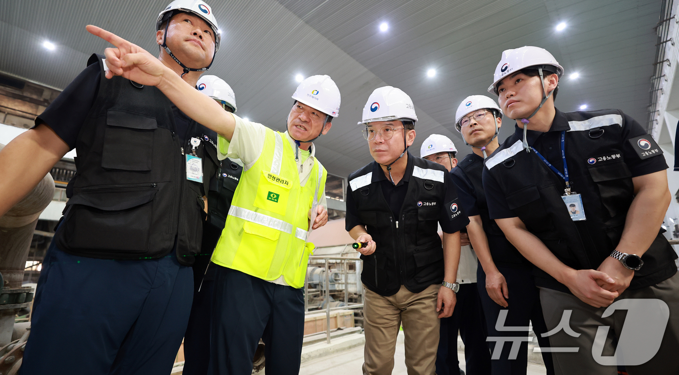 (서울=뉴스1) = 김영훈 고용노동부 장관이 21일 '안전한 일터 프로젝트' 제4차 불시점검으로 전북 전주시 소재 종이제품 제조업 사업장을 방문해 현장을 점검하고 있다. (고용노동 …