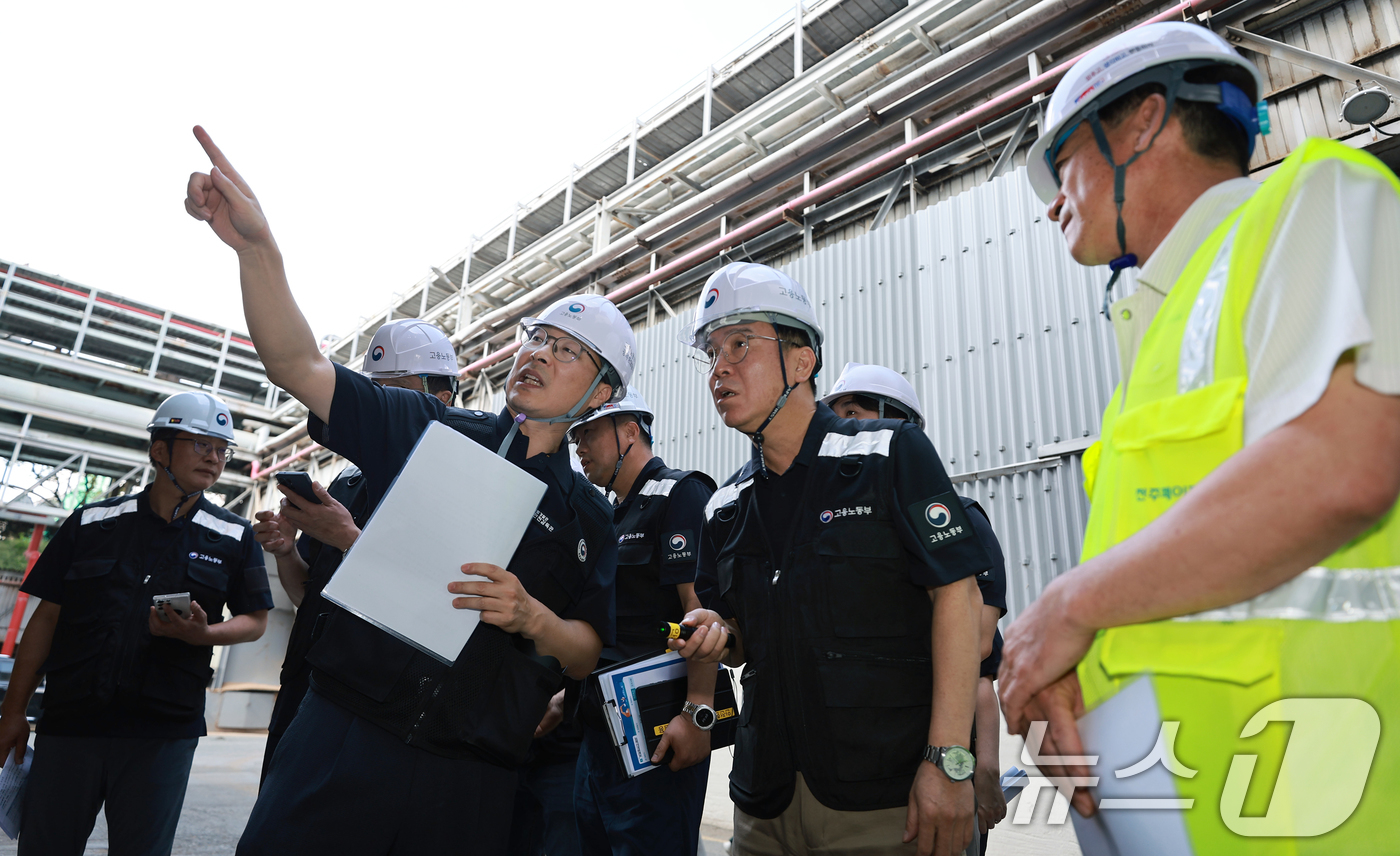 (서울=뉴스1) = 김영훈 고용노동부 장관이 21일 '안전한 일터 프로젝트' 제4차 불시점검으로 전북 전주시 소재 종이제품 제조업 사업장을 방문해 현장을 점검하고 있다. (고용노동 …
