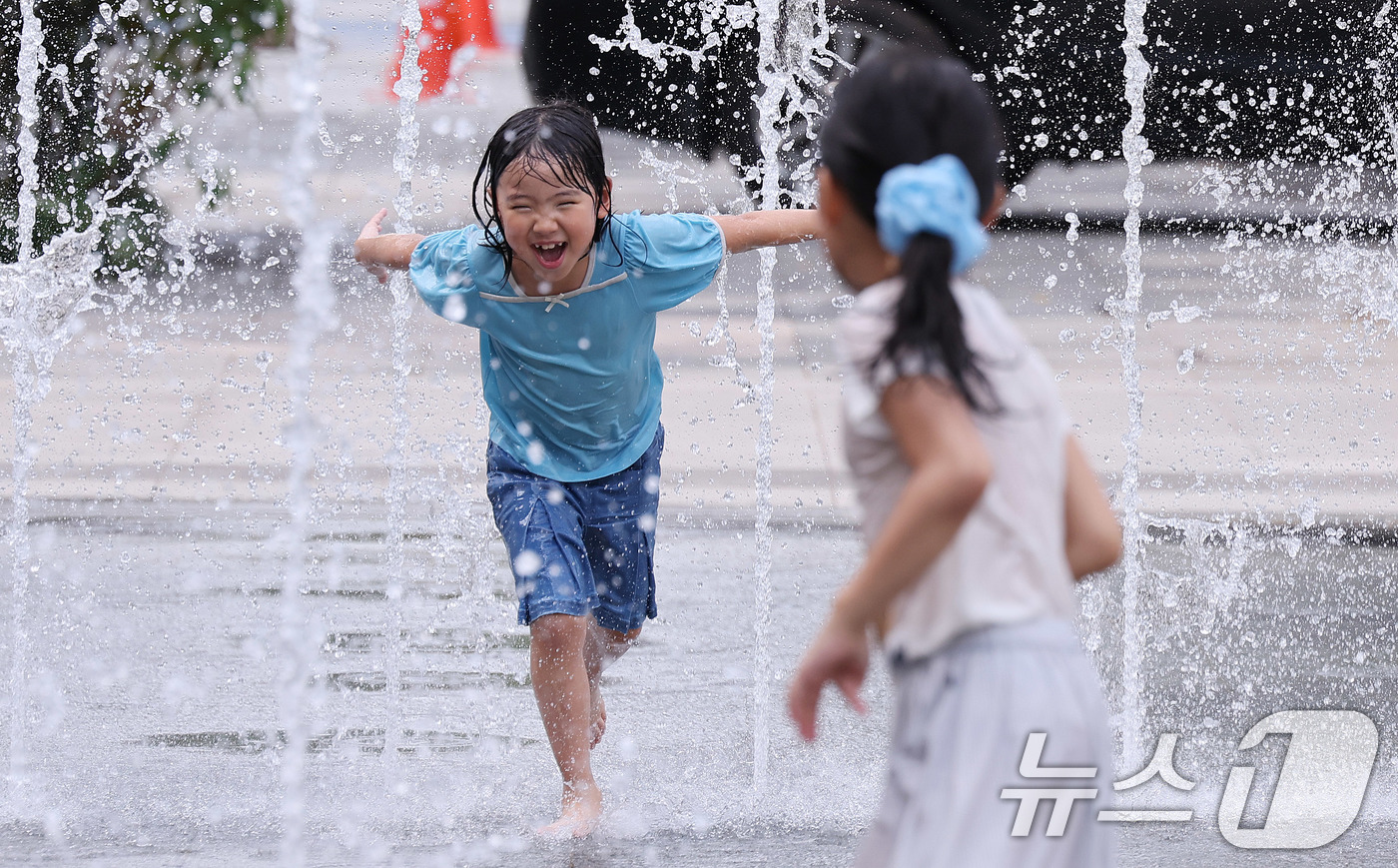 (서울=뉴스1) 박지혜 기자 = 절기상 ‘처서’가 이틀 앞으로 다가왔지만 여전히 찜통 더위가 이어진 21일 오후 서울 광화문광장 바닥분수를 찾은 어린이들이 즐거운 시간을 보내고 있 …