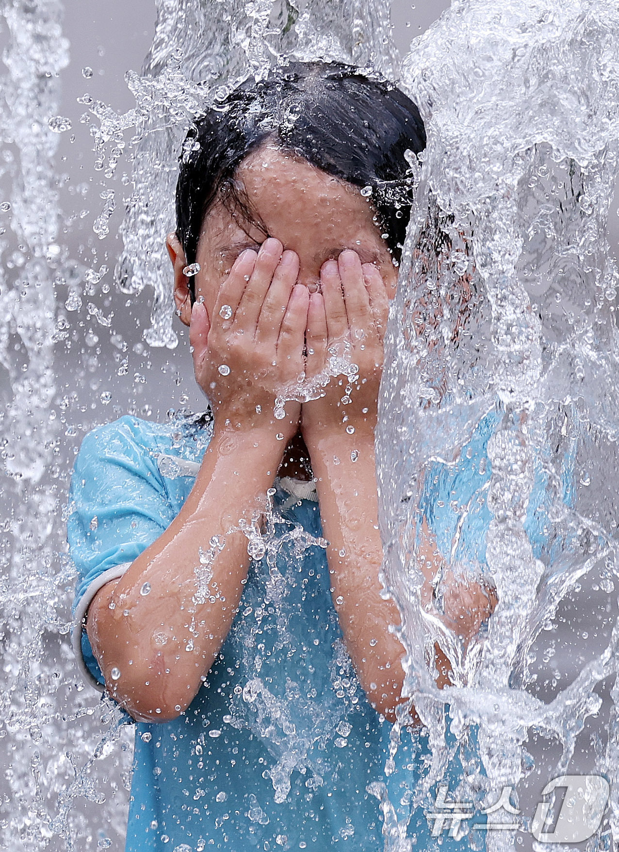 (서울=뉴스1) 박지혜 기자 = 절기상 ‘처서’가 이틀 앞으로 다가왔지만 여전히 찜통 더위가 이어진 21일 오후 서울 광화문광장 바닥분수를 찾은 어린이가 즐거운 시간을 보내고 있다 …