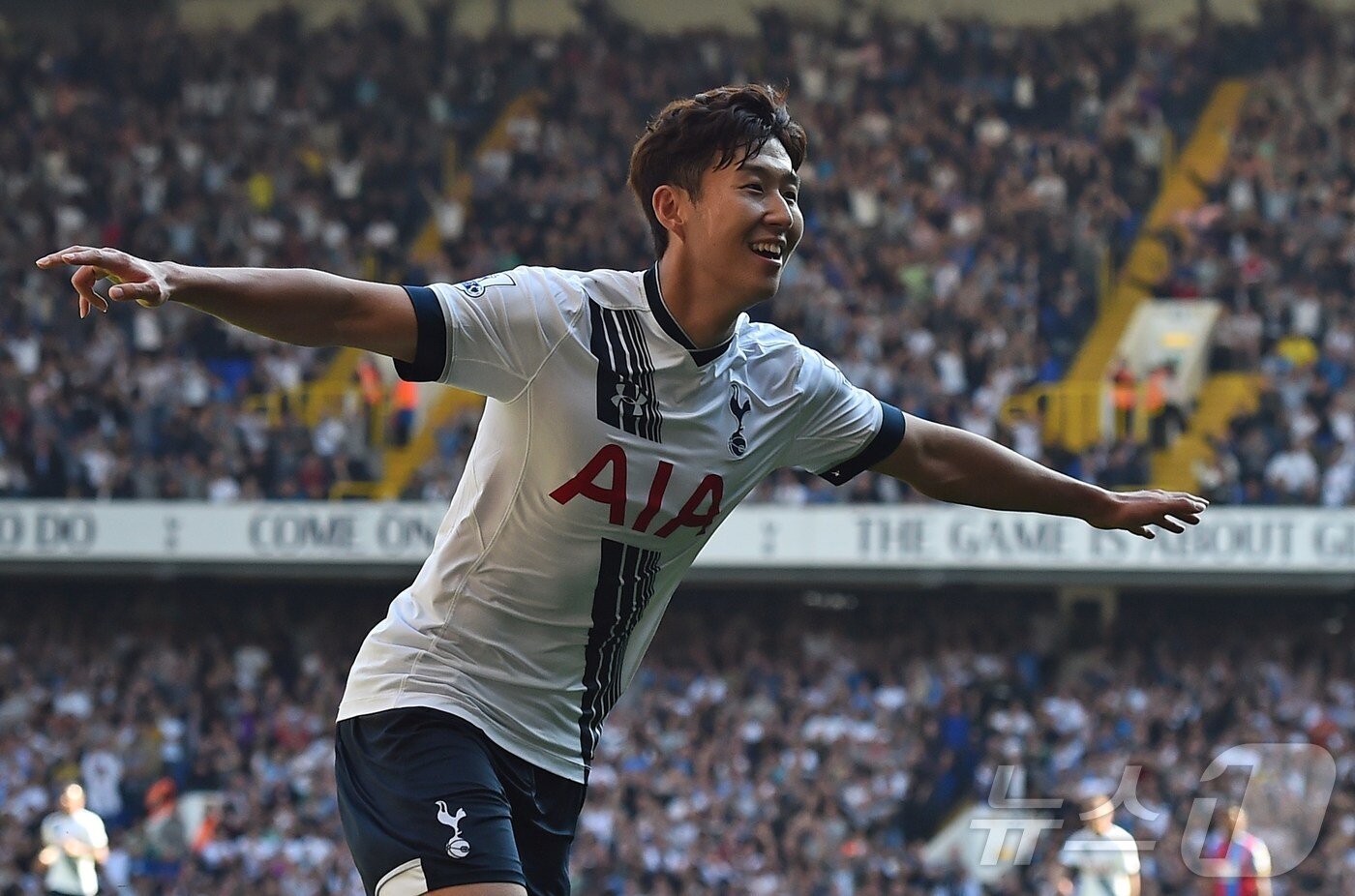 본문 이미지 - EPL 2경기 만에 데뷔골을 터뜨렸던 손흥민 ⓒ AFP=뉴스1