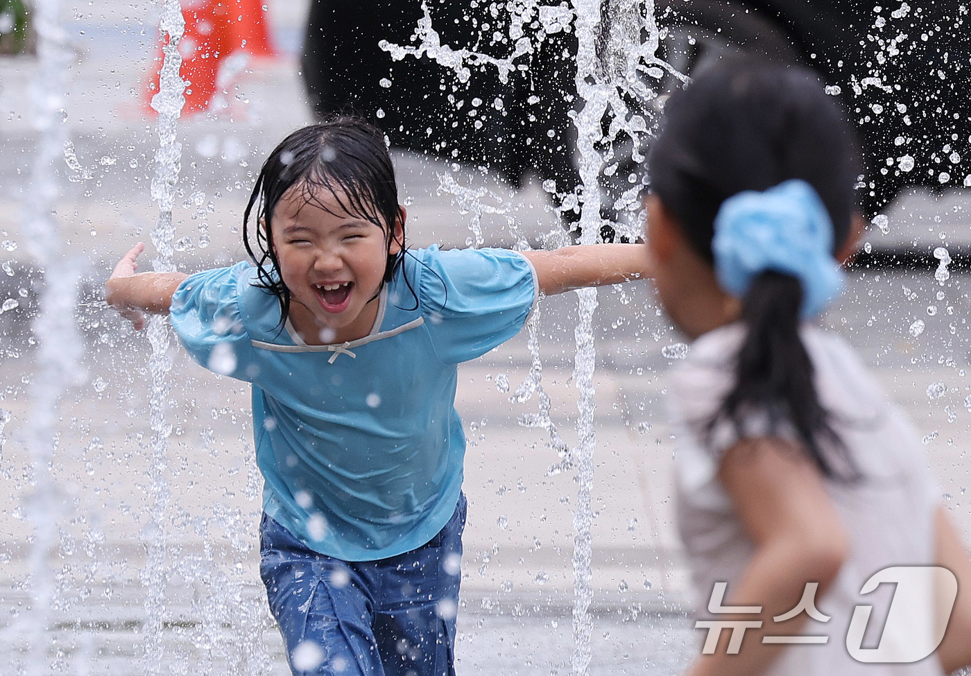 (서울=뉴스1) 박지혜 기자 = 절기상 ‘처서’가 이틀 앞으로 다가왔지만 여전히 찜통 더위가 이어진 21일 오후 서울 광화문광장 바닥분수를 찾은 어린이들이 즐거운 시간을 보내고 있 …